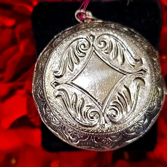 Elegant Silver Locket Pendant - Picture 3 of 7
